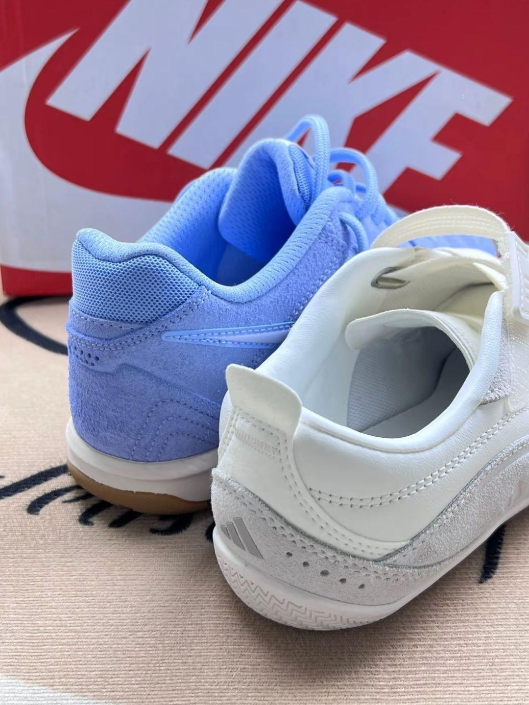 蓝麂皮板鞋上脚贴脚,就是浅色系沾脏超明显💙
白麂皮板鞋上脚三周,软弹但也易沾